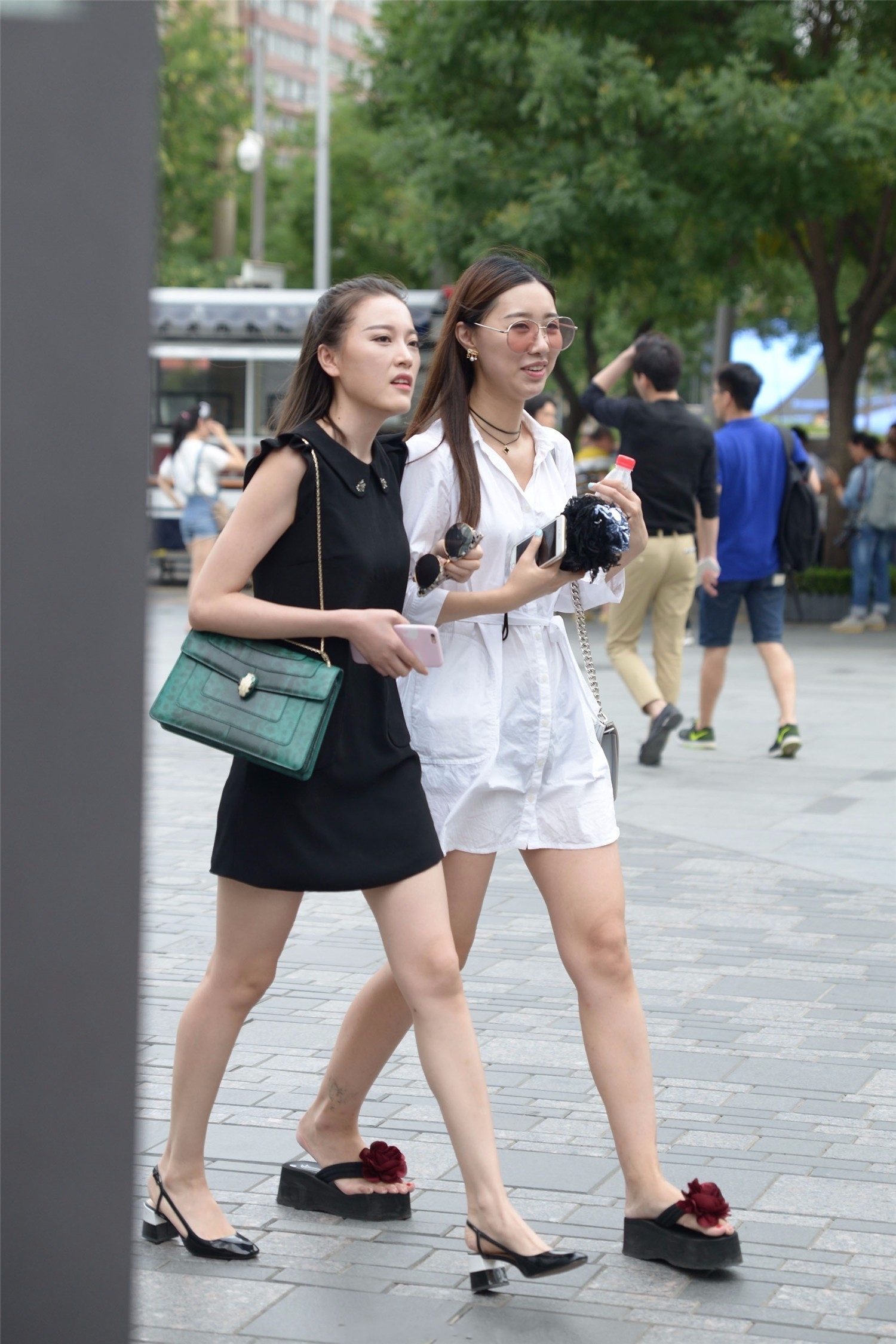 闺蜜|街拍和闺蜜一起逛街的黑色连衣裙美女