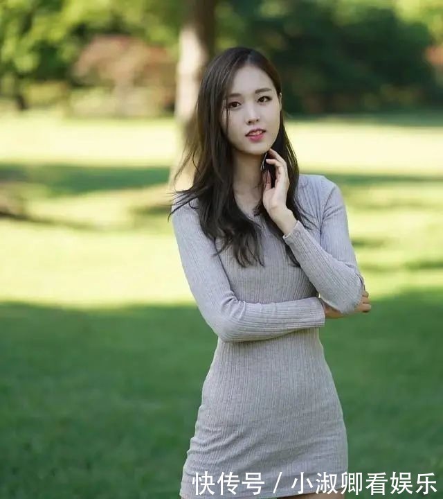 连衣裙 浅灰色修身连衣裙搭配银色高跟鞋,清纯可爱,彰显东方女性的美感