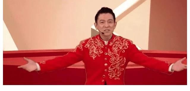 时代少年团白衬公式照公开后,优秀的艺人能够上春晚吗?引人深思