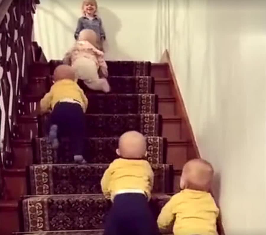 穿着白色|姐姐带四胞胎上楼梯，画面太有喜感了，妈妈看见了哭笑不得