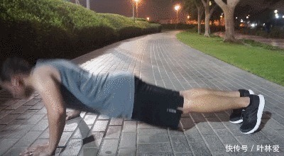做俯卧撑|小哥每天做50个俯卧撑，1个月做了1500个，看他身材有多大改变