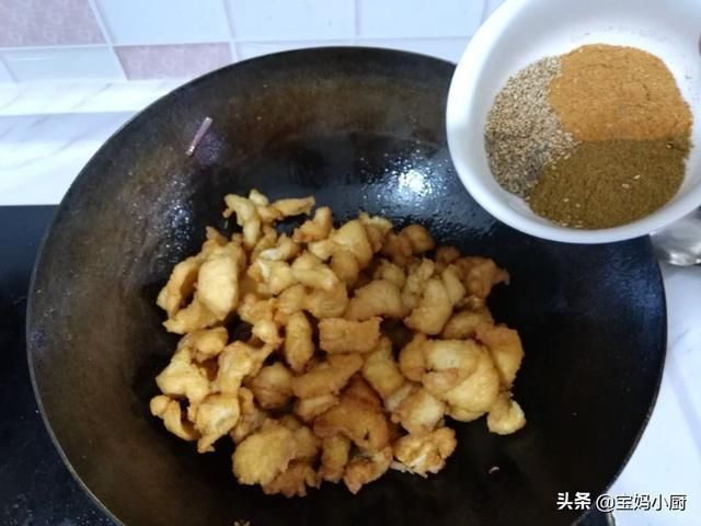零食|鸡胸肉这样做，能当零食能当下酒，12块钱能做两大盘，可香了