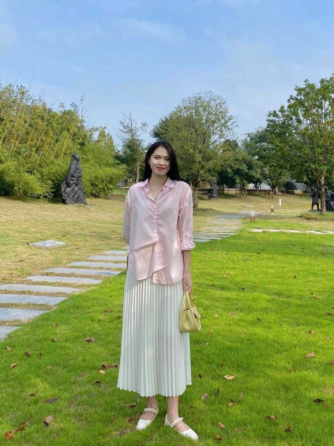 针织衫|入秋以后怎么穿？衬衫搭配白色百褶裙简约时髦，干练又不失优雅