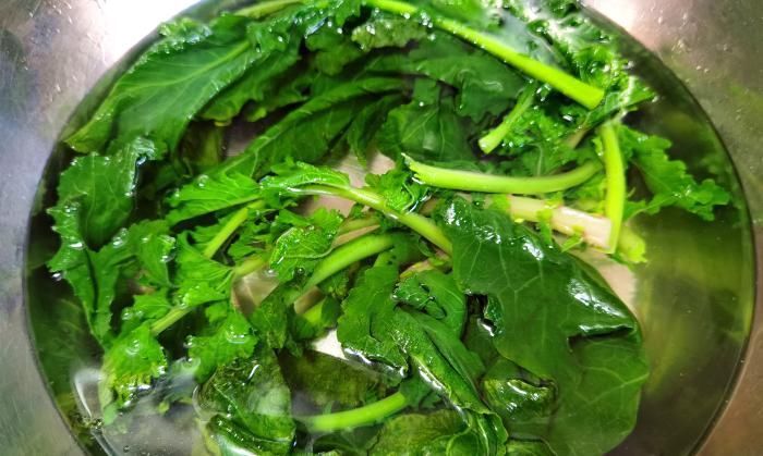 玉米面|这菜营养极高，很多人只吃果肉，其实叶子才是宝贝，蒸一锅太香了
