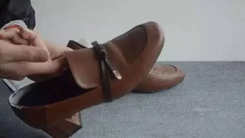 包装纸|鞋子挤脚？老司机教你2招，学会后鞋子怎么穿都舒服！