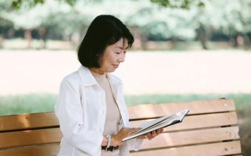 衰老|女性身体这处肉越少,说明衰老还追不上你!至少还能年轻10岁