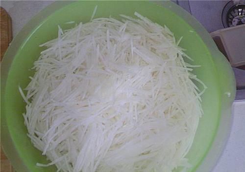 萝卜别再炒着吃！这样做绝对美味，孩子吃一次就忘不了！
