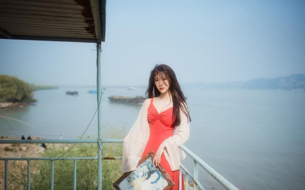 中年|清纯女神游百花山,红色吊带长裙,皮肤白皙