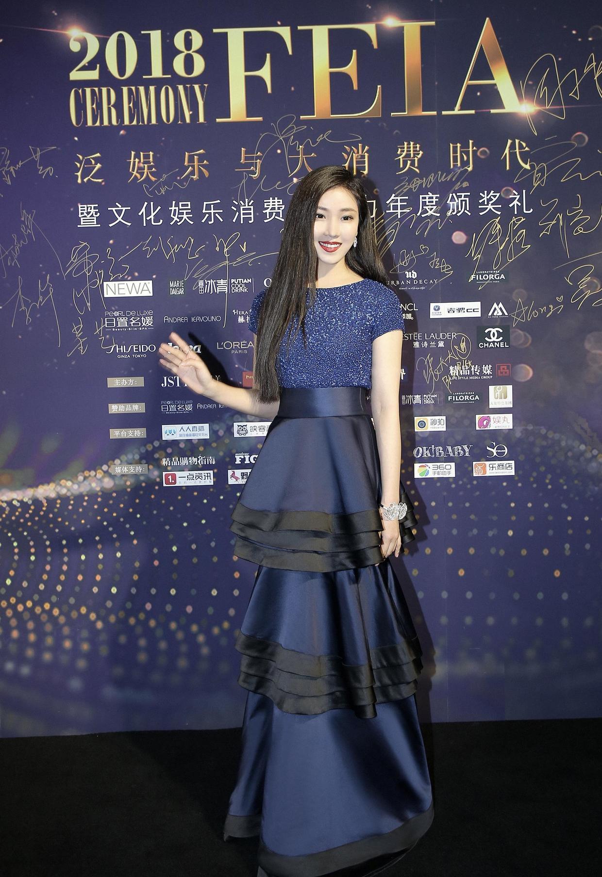 裙摆|菅纫姿有颜有腰又会穿,一袭黑白拼接礼服华丽高贵,美得惊艳