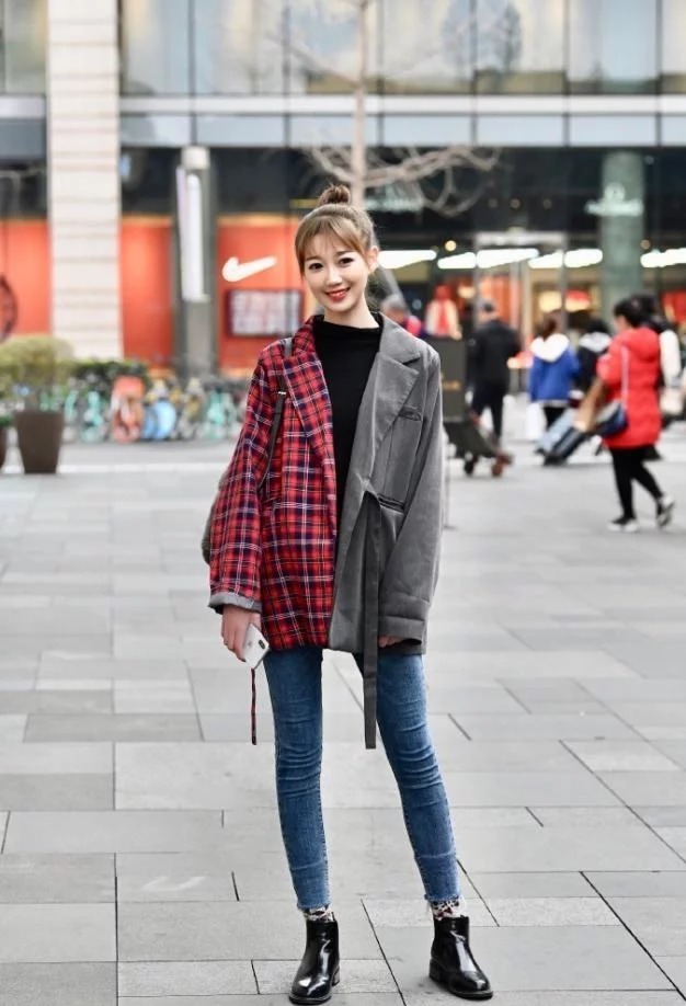 街拍:笑容甜美的小姐姐,穿着拼色外套,显得青春靓丽