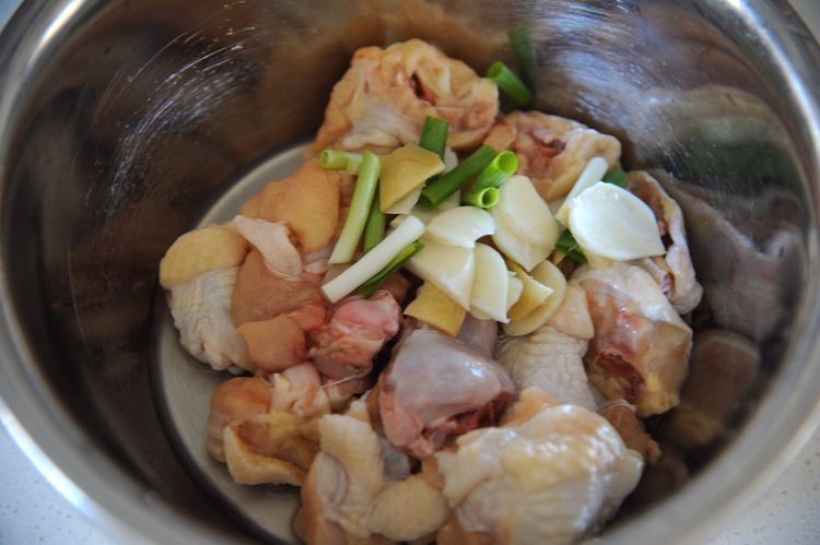 鸡块搭配着香菇一起蒸，肉质鲜嫩又可口，制作简单又美味