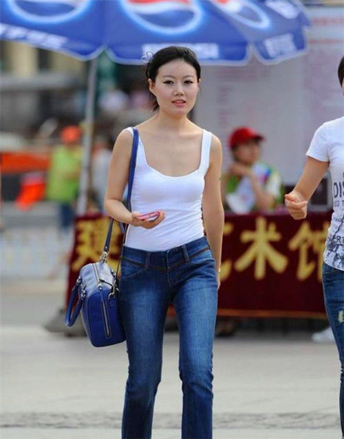 短裤|街拍:身材高挑的小姐姐,条纹上衣+紧身短裤,气场十足