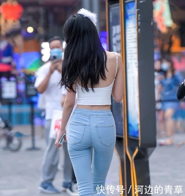 匀称的女|时髦女孩任性,穿牛仔裤配吊带,演绎青春个性之美