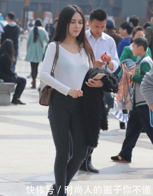 着装|合适初秋的着装,白色长袖上衣搭配黑色休闲裤,既显瘦又显腿长