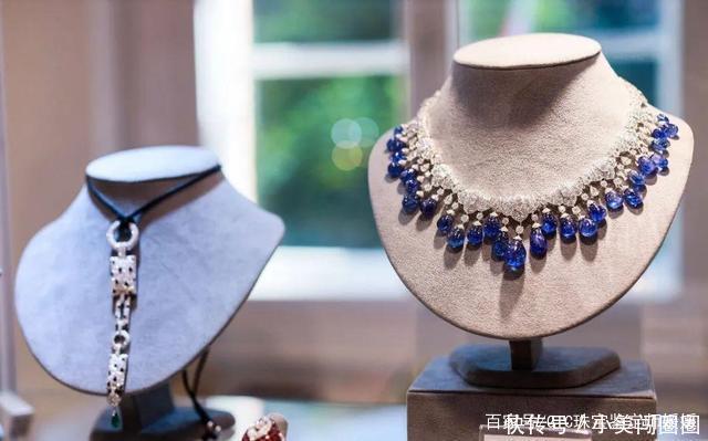 要做世界上最幸福的新娘,除了婚纱,闪耀的宝石项链也是必不可少