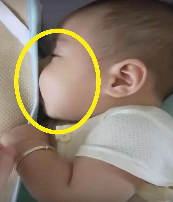 宝妈|妈妈不让宝宝吃手指,“戏精”宝宝学会这一招,妈妈笑出声来
