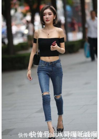 性感 一字肩衬衫搭配暗蓝色破洞牛仔裤,时尚简约,气质不凡