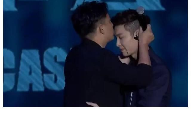 大华|《向往5》进岛录制,黄磊被问节目是否改版,本人发文确实改了!