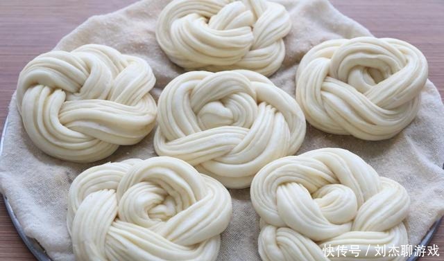 花卷别再用筷子了,学会新做法,层次多更好吃,颜值高到离谱!