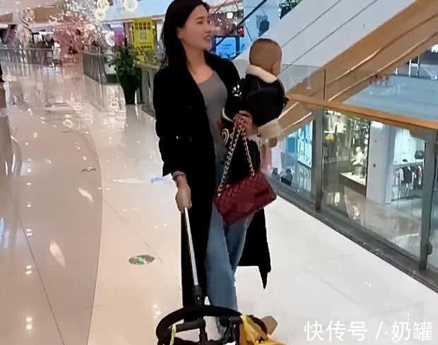 妈妈|“最美妈妈”遛娃逛街两不误火了,网友:是个高手!