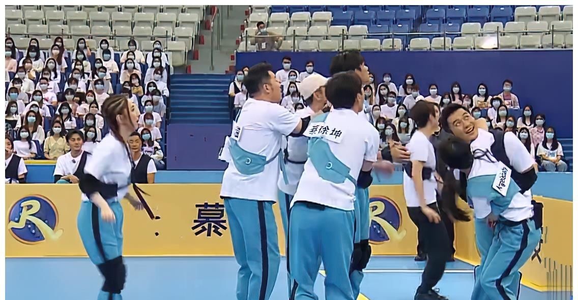 蔡徐坤打篮球衣服让女嘉宾扯坏，名牌秒被撕掉，录节目像进了盘丝洞