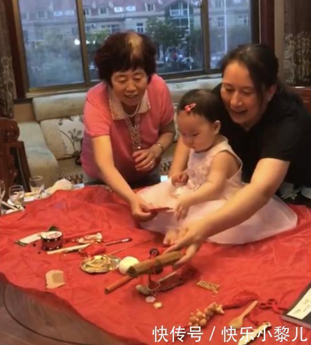 兴趣|女儿百日宴“抓周”,一下抓起“饱腹之物”,妈妈脸红没脸看了