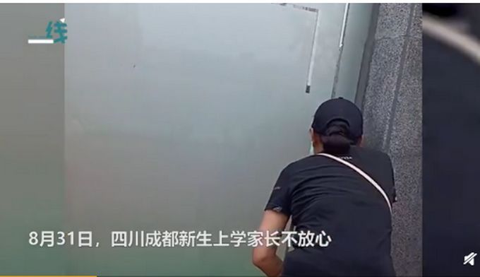 开学|神兽归笼！新生开学家长站一排校外暗中观察，网友：可怜天下父母心