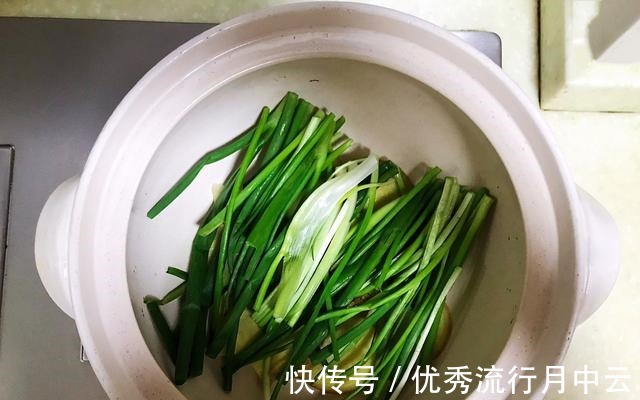 小葱|不加一滴水的葱油焖鸡，做法简单，吃一口就停不下来！