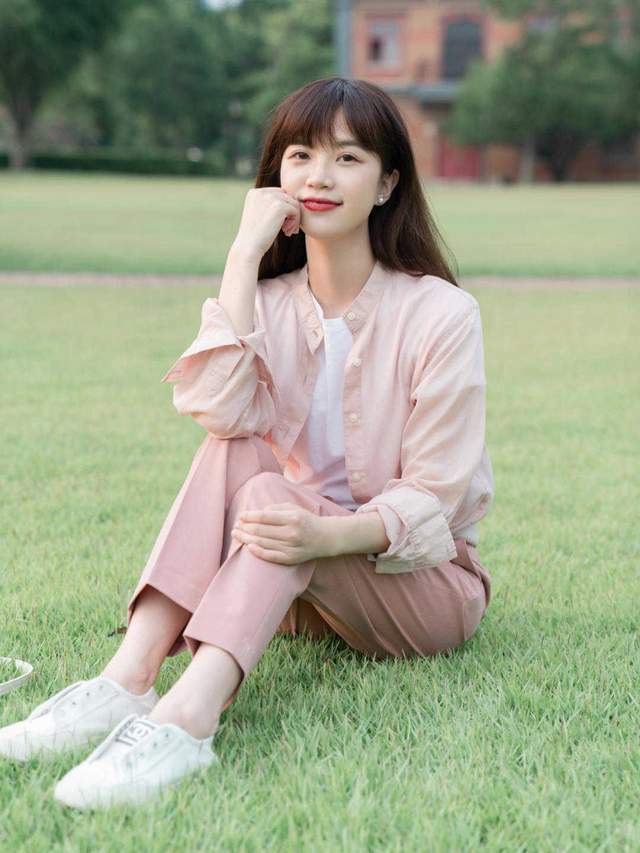 黑白灰|入秋怎么穿?少买黑白灰,这3套“高级色”,显白衬肤还耐看