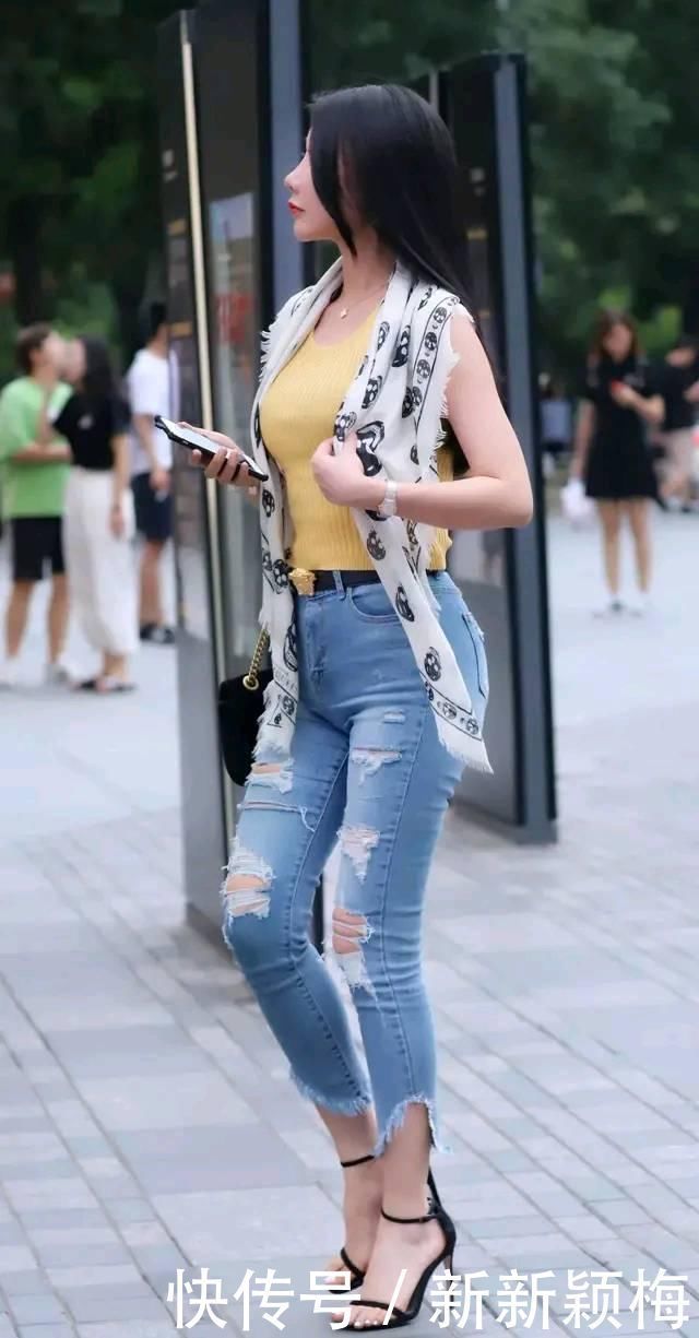 气质美女,穿搭破洞牛仔裤,美的出众又拉风