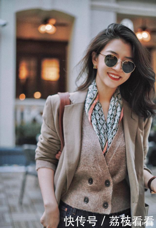 入秋该穿针织衫了,分享4组三木的经典搭配,照着穿想不时髦都难