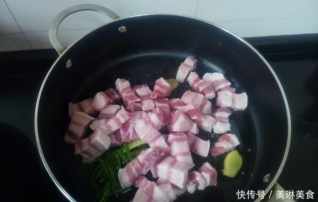 家庭秘制红烧肉炖土豆,好吃的秘诀全在此,别加错了,要不然不香