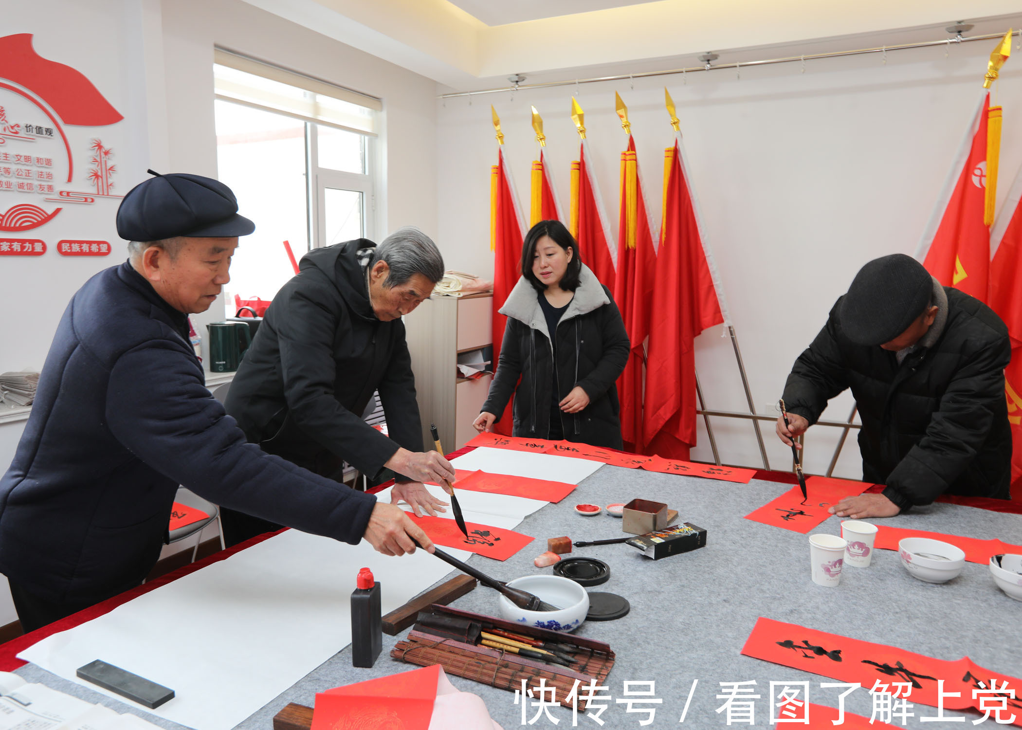 书法爱好!潞州区长兴社区组织书法爱好者写春联 把祝福送给居民