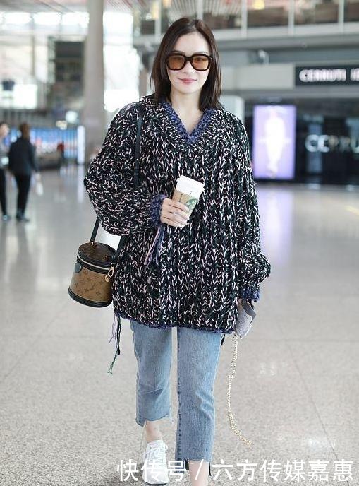 显瘦|最近火了一种显瘦的穿法,挑大一码的毛衣这么穿,藏肉还时尚