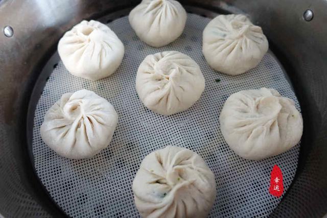 又白又松软的包子，馅料鲜嫩适口，配上小米南瓜粥，吃得美美哒