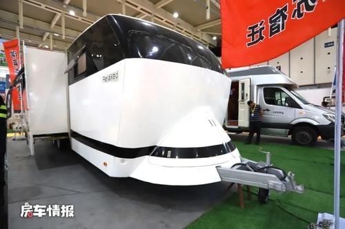 黑白极简|酷似高铁的房车见过吗?客厅超级大带独立儿童房,有两室一厅一卫