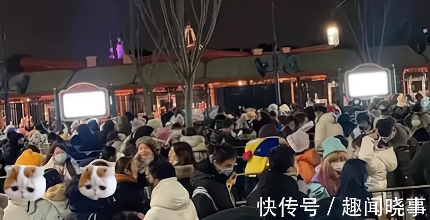 瑟瑟发抖|迪士尼超5000人深夜排队买玩偶，有人憋到尿血，到底谁是谁的玩偶