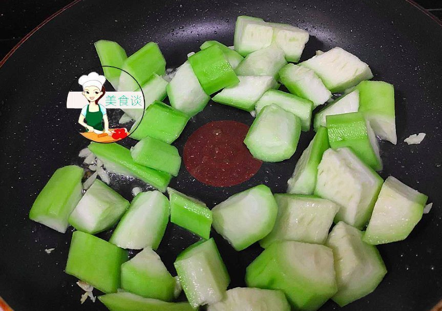 入秋后,这两样素菜一起炒,不放肉也很鲜甜,营养实惠,儿子爱吃