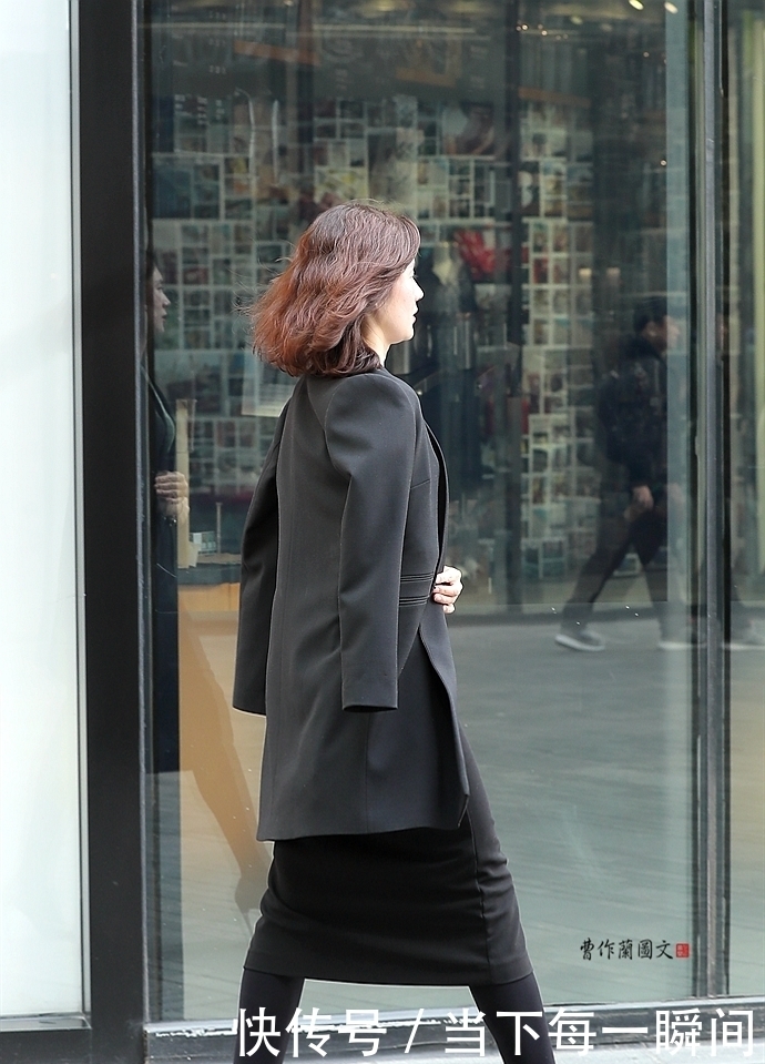 聚合|聚合打底裤和黑丝的优点,美女巧用黑色打底袜,给冬装添加时尚