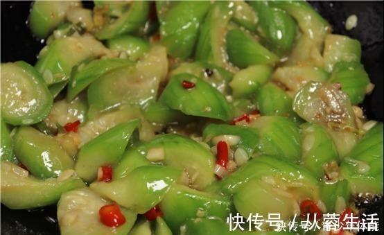 碳水化合物|炒丝瓜有人焯水,有人直接炒,难怪不好吃,饭店大厨教你正确做法