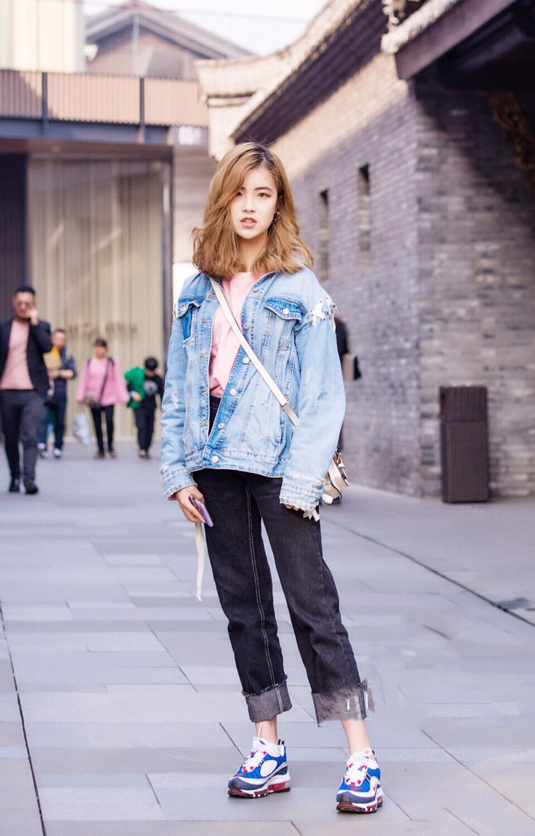 街拍:穿着清凉的美女,一件紧身露脐T恤,轻松秀出马甲线!