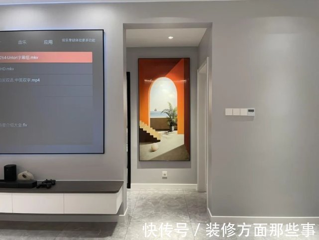 灯光|104平四口之家，客厅激光投影太过瘾，整柜的手办太壮观