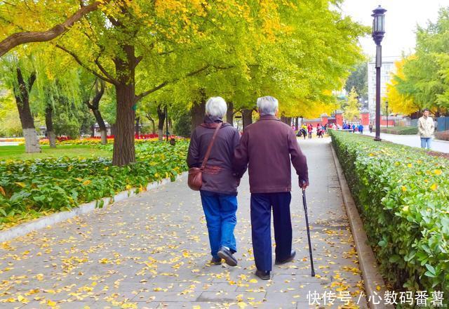 吸烟喝酒|坦白说:老年痴呆也许“偏爱”这4类人,真心希望你不在其中