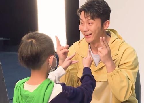 跑男家族被小女孩捏脸,郑恺一脸嫌弃,蔡徐坤的反应却尽显宠溺