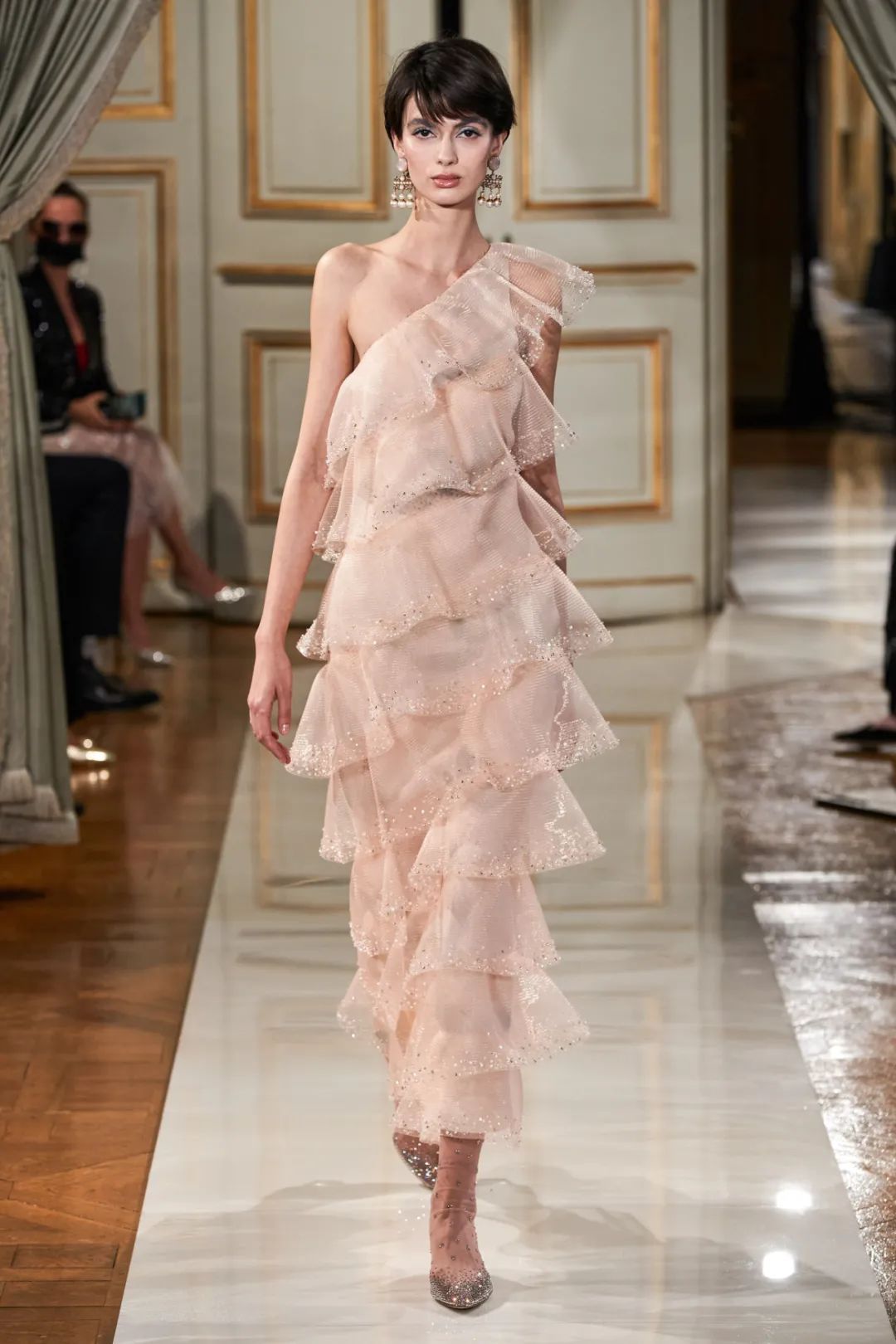 87岁的阿玛尼老爷子，依然是把高级做得最优雅的人|T型台 | shine