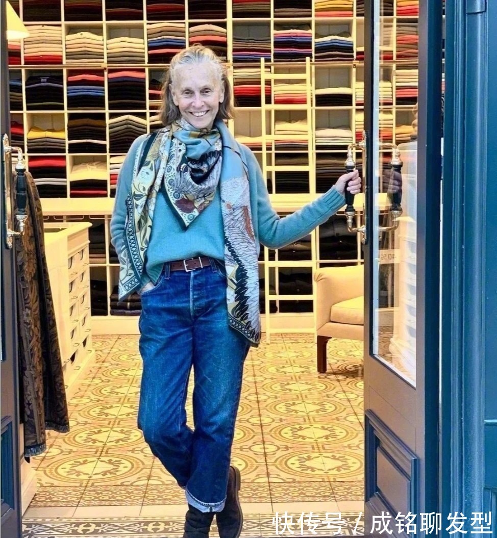 时髦 年龄大不是借口,这位奶奶头发花白照样爱打扮,穿搭时髦状态超赞