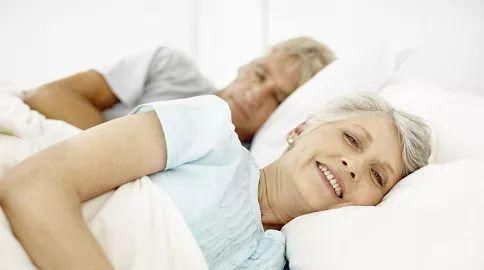 阿尔茨海默病|三个被老人追捧的“好习惯”，却是老年痴呆帮手，占一个也很危险