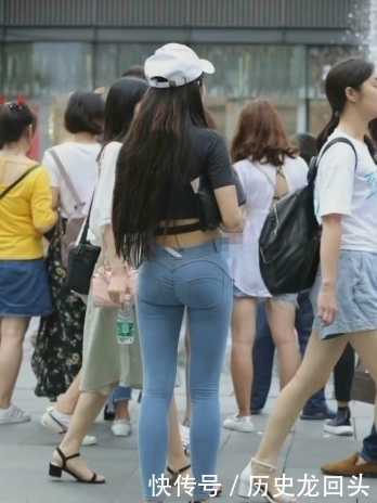 凹凸|街拍:紧身牛仔裤穿在身上凹凸有型,迷倒过往路人