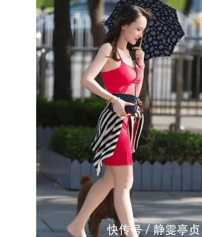 红色吊带连衣裙,小姐姐在给男朋友说什么