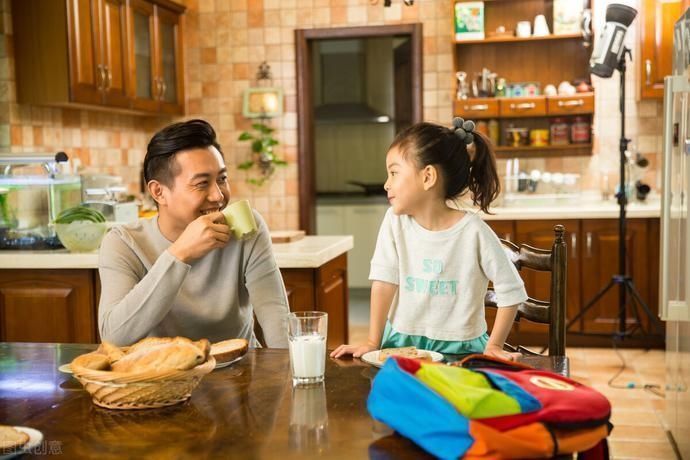 转账|“转账老爸”火了父女聊天记录彰显父爱,网友酸了首先要有钱